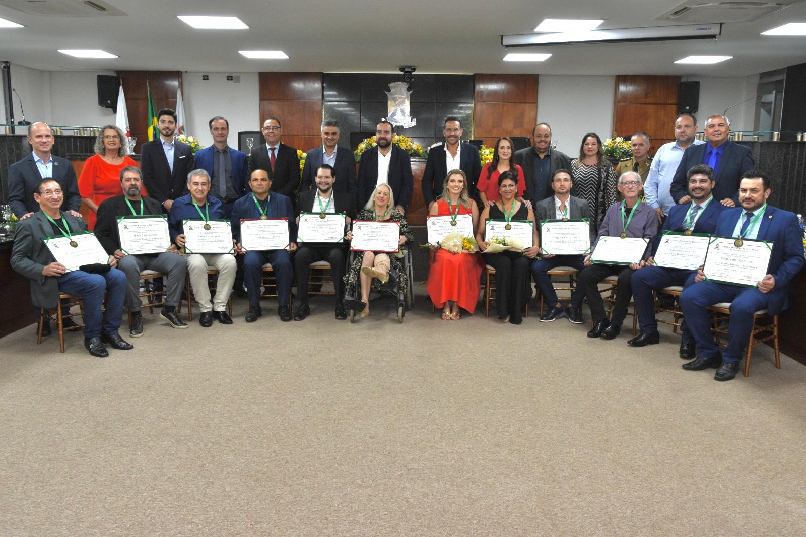 CÂMARA MUNICIPAL ENTREGOU TÍTULOS DE "CIDADANIA BENEMÉRITA" E "HONORÁRIA" A 14 HOMENAGEADOS