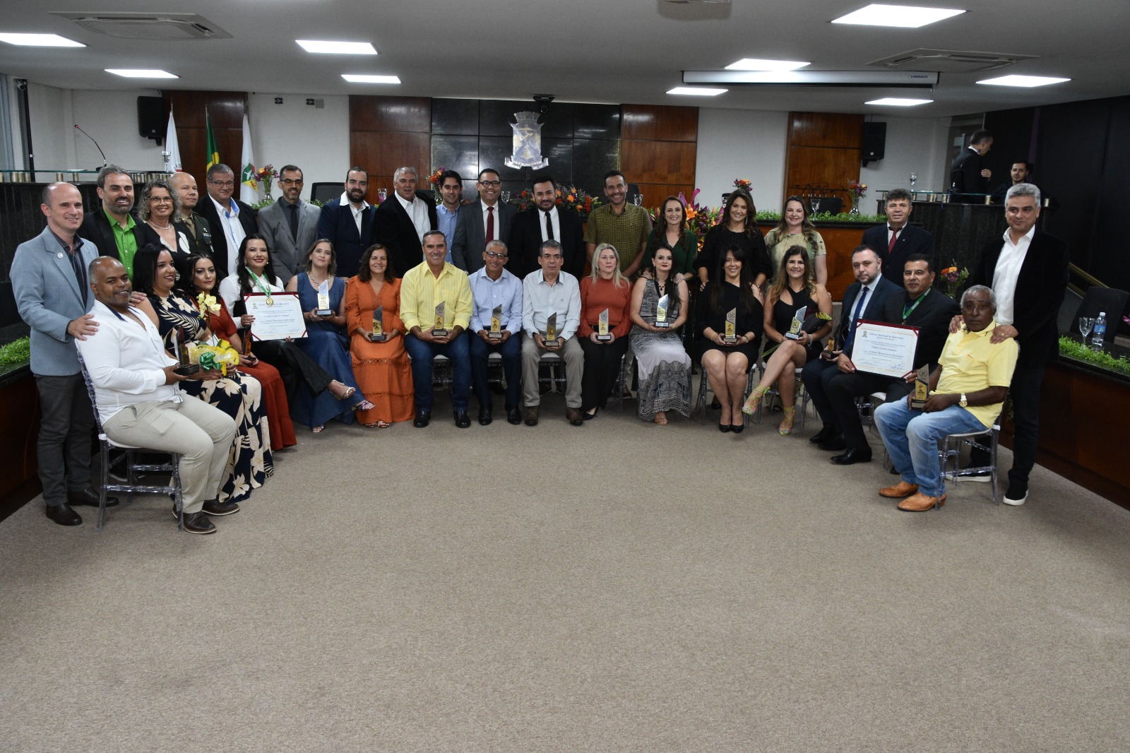 CÂMARA MUNICIPAL HOMENAGEOU SERVIDORES MUNICIPAIS COM O TROFÉU "SERVIDOR NOTA 10"