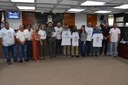 CIDADÃO PRESENTEIA VEREADORES COM CAMISETAS “DOE SANGUE, DOE VIDA” E SOLICITA INCENTIVO E APOIO AOS DOADORES DE SANGUE DE PATROCÍNIO