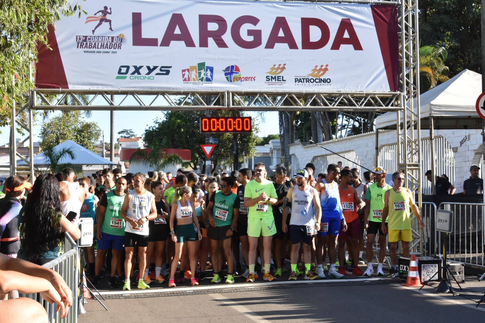 MAIS DE 250 ATLETAS PARTICIPAM DA "CORRIDA DO TRABALHADOR VEREADOR JOÃO CUNHA"