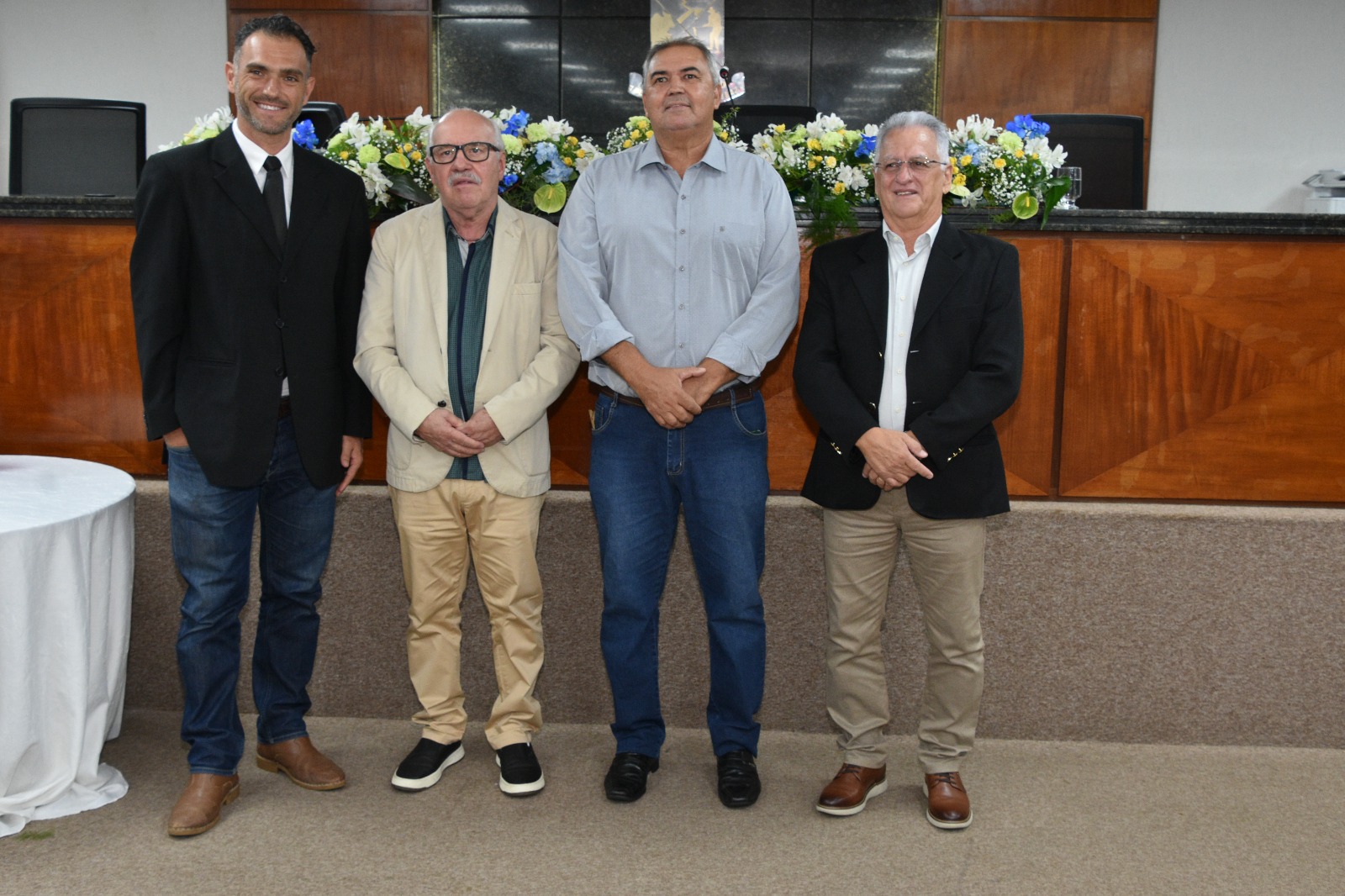 PRESIDENTE NIKOLAS ELIAS DÁ POSSE AOS VEREADORES SUPLENTES BEBÉ, DR. MARCO ANTÔNIO E PANXITA